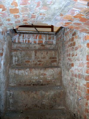 Schody do krypt kościoła norbertanek
Schodami wychodzi się do sali wystawowej muzeum.
