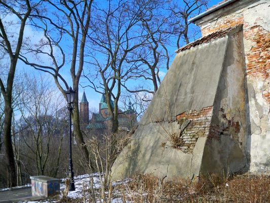 Przypora czyli skarpa
podpierająca mury zabudowań poklasztornych na Górkach Dominikańskich i katedra w tle.
