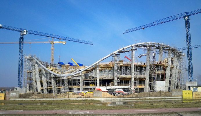 Hala sportowa
podrasta i nabiera ponętnych kształtów.
