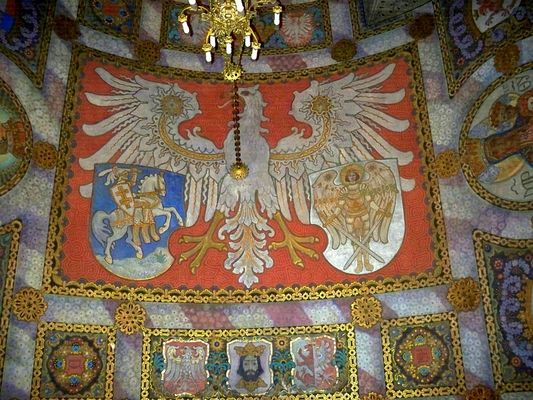 Herby z Kaplicy Królewskiej
Herbowy zawrót głowy na sklepieniu kaplicy. Od góry (częściowo zasłonięte) herby Wielkopolski i Małopolski przedzielone koroną, która wieńczy główny herb Rzeczpospolitej Trojga Narodów, nawiązujący do herbu z okresu Powstania Styczniowego, Polska - Orzeł Biały, Litwa - Pogoń, Ukraina - św. Michał Archanioł. Na dole herby: Mazowsza(?), Ziemi Dobrzyńskiej oraz Ziemi Łęczyckiej.
Słowa kluczowe: Płock katedra herb