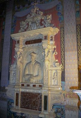 Katedra - renesansowy pomnik
W Kaplicy Królewskiej zachował się w bardzo dobrym stanie piękny, piaskowcowy pomnik Pawła Głogowskiego herbu Grzymała, płockiego prałata dziekana, zmarłego 10 lutego 1580 r.
Słowa kluczowe: Płock katedra pomnik Głogowski