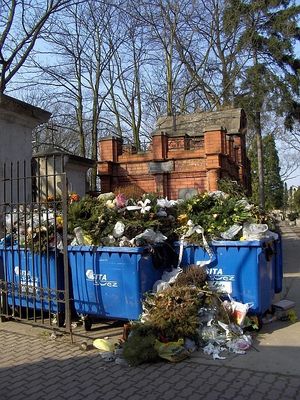 PROBLEM, DYLEMAT, PROZA ŻYCIA
Cmentarz katolicki przy Kobylińskiego.
