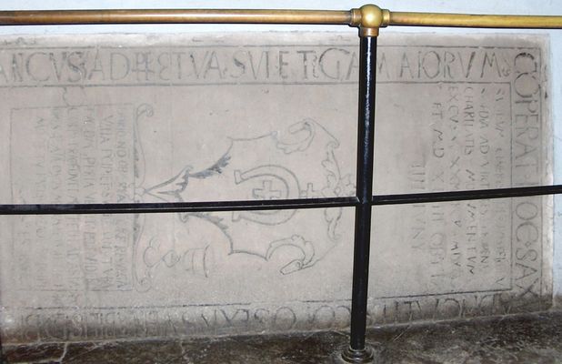 Katedra, płyta nagrobna księdza Brzozowskiego
Piaskowcowa płyta z herbem Lubicz kanonika Jakuba Brzozowskiego, pierwotnie była wmurowana w posadzkę. Duchowny, jeszcze za życia sprawił sobie grobowiec w 1539 r. zmarł 4 czerwca 1543 r. Prawdopodobnie jest to najstarsza z zachowanych płyt nagrobnych w katedrze.
