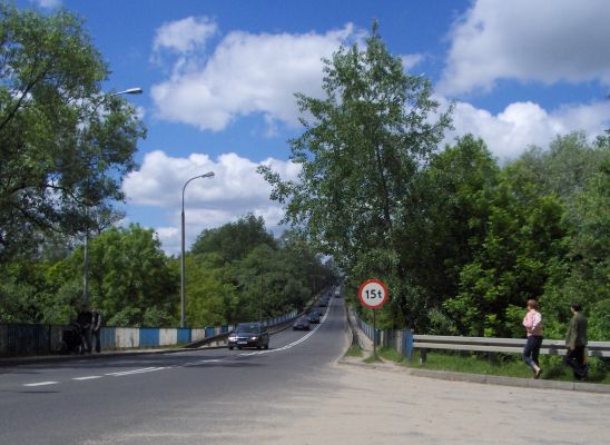 Most nad Brzeżnicą na Skarpie.
Komentarz  do Starego zdjęcia (plik 10/454) - obecny widok, po prawej ul. Parowa, po 40 latach roślinność nie pozwala na identyczne ujęcie, mniej więcej w miejscu przechodniów stały rowery.
