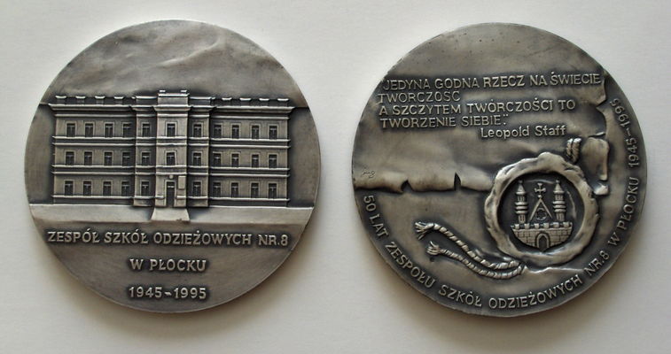 Pamiątka po "Igiełkach"
Metalowy dokument - fotografia pamiątkowego
 medalu. Sygnatura na rewersie " jug "
