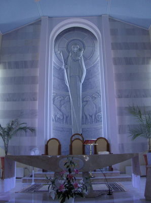 Kościół Dobrego Pasterza - wnętrze
Ołtarz z ceramiczną płaskorzeżbą Dobrego Pasterza.
Słowa kluczowe: skarpa kościół ołtarz