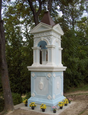 Odnowiona kapliczka nad Parową
Widok od strony ul. Dobrzyńskiej.
Słowa kluczowe: Skarpa Parowa kapliczka