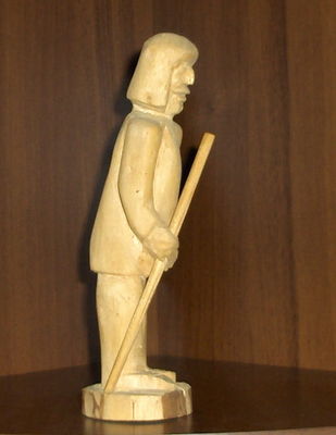 Domniemany Mąż Radziwianki
Figurka z lipowego drewna, wyrzeżbiona przed ok. 20 laty przez płocczanina p. Deptułę . Gdy przeczytałem anegdotę Aska dołączoną do fotki "Radziwianka ..." nasunęło mi się przypuszenie, że moja figurka może przedstawiać często "zmęczonego" męża radziwianki.
Słowa kluczowe: figurka mąż radziwianka