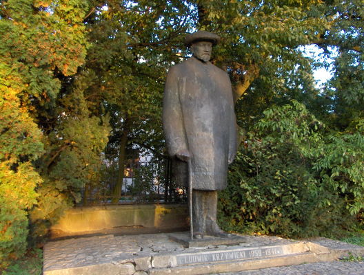 Pomnik Krzywickiego
Pan Krzywicki na jesiennym spacerze.
