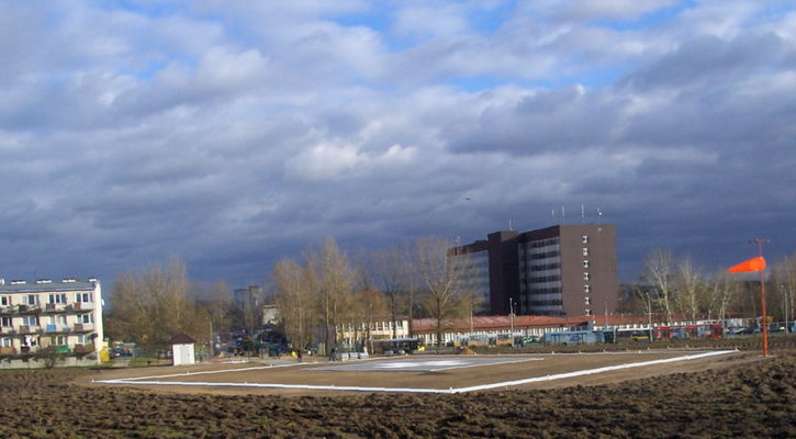 Lądowisko
Prawie gotowe lądowisko helikopterów przy szpitalu na Winiarach
