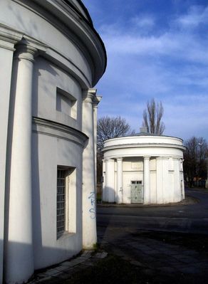 Rogatki Dobrzyńskie
Klasycystyczne rogatki wybudowane w 1825 roku wg projektu J. Kubickiego
