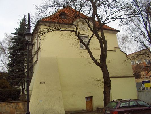   Herb Trąby i dom pod nim
Liście opadły to i herb widać.
