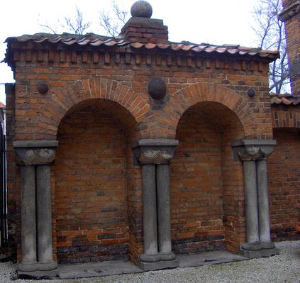 Muzeum Diecezjalne - Romańskie Kolumny
Na początku XX w. odnaleziono trzy bliżniacze kapitele kolumn pochodzących z katedry wzniesionej z przez biskupa Aleksandra z Malonne. Kapitele te stanowią oryginalne, romańskie elementy zrekonstruowanych kolumn, stojących obok wejścia do Muzeum Diecezjalnego.
