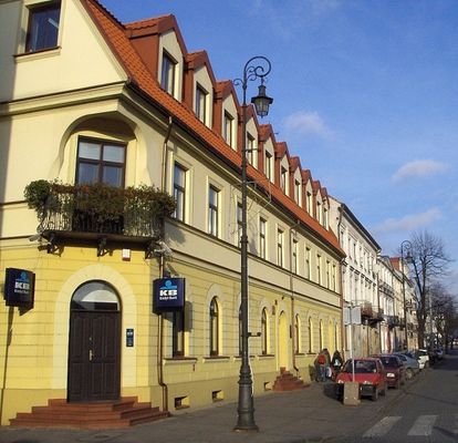 Teraz jest tu Kredyt Bank
Narożnik ul. Zduńskiej z Bielską.
