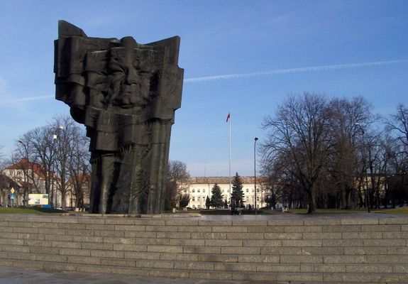 Schody, pomnik i błękitne niebo
Pomnik Władysława Broniewskiego.
Słowa kluczowe: Broniewski pomnik
