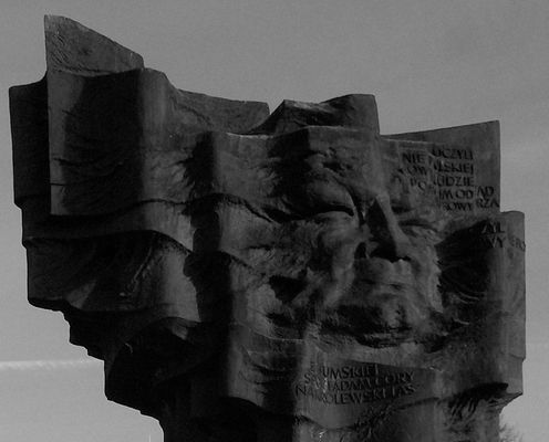 Swiatłocień
Fragment pomnika Broniewskiego słońcem malowany.
