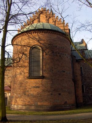 Katedra
Apsyda w "koronie".
