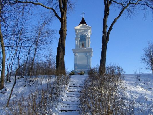 Zimowy widoczek z kapliczką i... księżycem.
