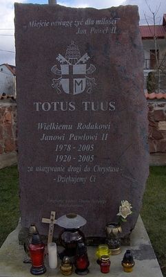 Kamień pamiątkowy obok kościoła na Skarpie
