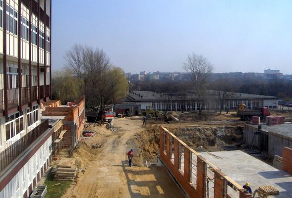 Stare i nowe
Rozbudowa szpitala na Winiary.
Słowa kluczowe: Winiary szpital