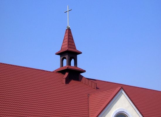 Sygnaturka kościoła na Skarpie
Sygnaturka to wieżyczka usytuowana na skrzyżowaniu nawy głównej i poprzecznej. W Polsce rozpowszechniły ją kościoły cystersów w XIII wieku. Często zawieszano w niej mały dzwon także zwany sygnaturką.
Słowa kluczowe: Skarpa kościół