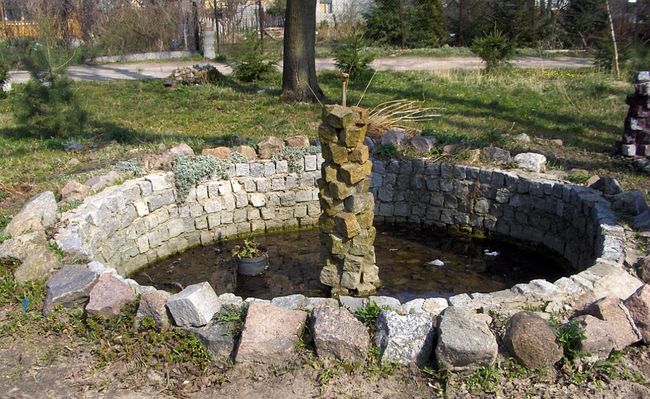 "Afrodyta" z Winiar
Fontanna na skwerku przy ul. Szpitalnej.
Słowa kluczowe: Winiary fontanna