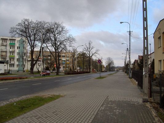 Ulica Dobrzyńska ósma rano
Niedzielny, świąteczny poranek miasto "tętni życiem". 
