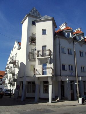 "Zamek czarnoksiężnika"
Współczesna zabudowa ul. Kazimierza Wielkiego.
