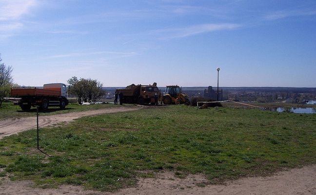Roboty ruszyły
Ulica Piekarska, wybudują apartamentowiec i zasłonią widok na Radziwie i na farę.
