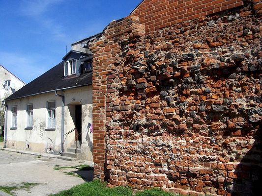 Historyczny mur
Rozsypujący się średniowieczny mur obronny.
