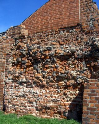 Mur obronny
Oryginalne fragmenty fortyfikacji rozsypują się w proch.
Słowa kluczowe: mur obronny