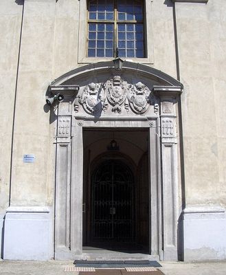 Zabytkowy portal
Portal kościoła w Bądkowie Kościelnym pochodzi z kościoła benedyktynów w Płocku. Portal wkonano ok. 1632 roku wg projektu Jana Baptysty Giseleniego
Słowa kluczowe: Bądków portal