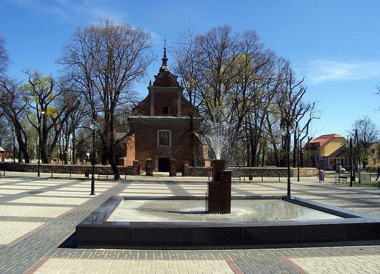 Centrum Drobina
Drobin, miasto położone na płn.-wsch. rubieży powiatu płockiego, prawa miejskie otrzymał w 1487r. Okresem prosperity gospodarczej miasta były XV i XVI w. Wojny XVII i XVIII w. przyczyniły się do upadku miasta. Drobin utracił prawa miejskie w 1869r. ponownie otrzymał je 1 lipca 1994r.
Słowa kluczowe: Drobin