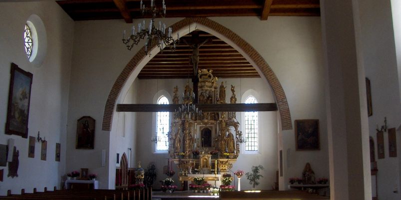 Łęg Probostwo
Wnętrze kościoła z ołtarzem rzeźbionym w lipowym drewnie.
Słowa kluczowe: Łęg Probostwo