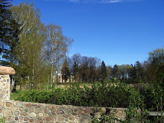 Krzykosy
Widok posiadłości zza ogrodzenia.
Słowa kluczowe: Krzykosy