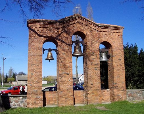 Blichowo
Dzwonnica przy kościele św. Anny.
