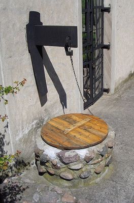 Źródełko cudownej wody
Przy kaplicy Matki Boskiej Dobrzykowskiej bije źródełko, którego woda wg opinii wiernych, ma właściwości uzdrawiające.
Słowa kluczowe: Górki kaplica źródło