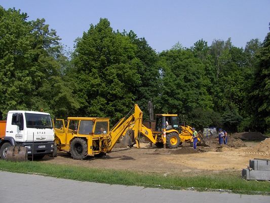 Roboty w toku
Budowa małej architektury wokół nowego pomnika Ignacego Łukasiewicza.
Słowa kluczowe: Skarpa pomnik Łukasiewicza