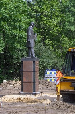 Oczekiwanie na odsłonięcie
Nowy pomnik Ignacego Łukasiewicza
Słowa kluczowe: Pomnik Łukasiewicza