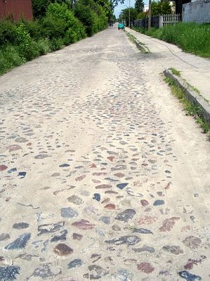 Ulica Maszewska
700 mb kocich łbów.
