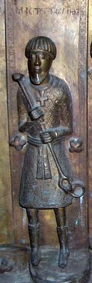 DRZWI PŁOCKIE - detal
Anonimowy MACTEP(?) mistrz(?) napis sugeruje kogoś ważnego, trzmane narzędzie wskazuje na odlewnika.
Słowa kluczowe: drzwi płockie