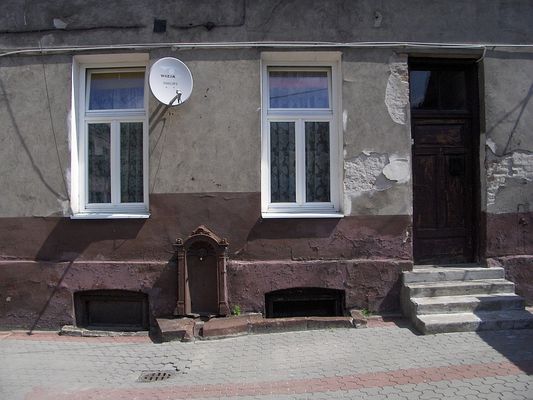 "Podwórko Zdrój"
Fragment podwórka przy Tumskiej.
Słowa kluczowe: Tumska podwórko