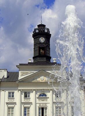 W samo południe
Staromiejskie atrakcje - fontanna, pasowanie Bolka, hejnał i inne niewidoczne.
