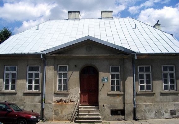 "Dworkowy domek"
Dom Nr 6 przy ul. Kazimierza Wielkiego. Administracja nie kwapi się do remontu.
