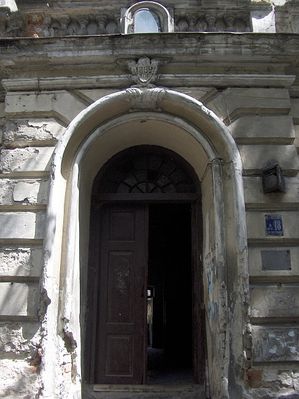 Portal
Niszczejące detale niegdyś pięknej kamienicy.
