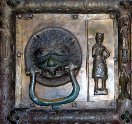 DRZWI PŁOCKIE - detal
Kwatera z kołatką i królem.
Słowa kluczowe: katedra drzwi płockie