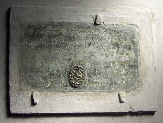 Epitafium z bocznej kruchty katedry
Zwłokom Cnotliwego Męża
Michała Rosaczewskiego Komisa
rza Skarbu Wdztwa Płockiego
Przywiązana Żona na wieczną
pamięć ten (herb) Kamień złoży
ła (nieczyt.) d 12 (herb) Paździer 1830

Słowa kluczowe: katedra epitafium