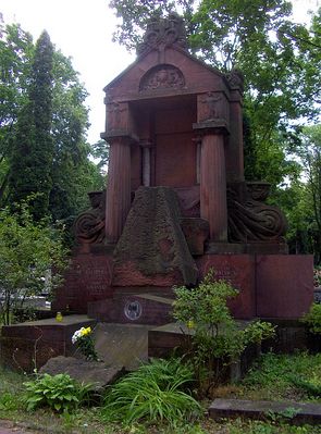 Cmentarz katolicki al. Kobylińskiego
Monumentalny grobowiec rodziny Balińskich.
