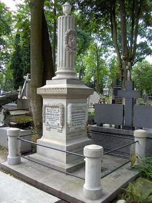 Cmentarz katolicki al. Kobylińskiego
Nagrobek rodziny Nowowiejskich po konserwacji.
