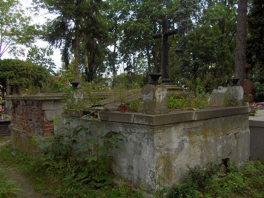 Cmentarz katolicki al. Kobylińskiego
Zapomniane grobowce.
